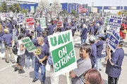 ببینید | اعتصاب کارگران سه شرکت خودروسازی بزرگ در آمریکا
