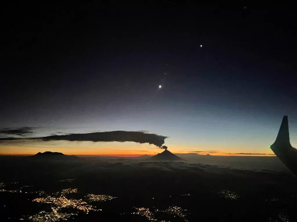 نمای استثنایی ماه، ناهید و آتشفشان در یک قاب/ عکس
