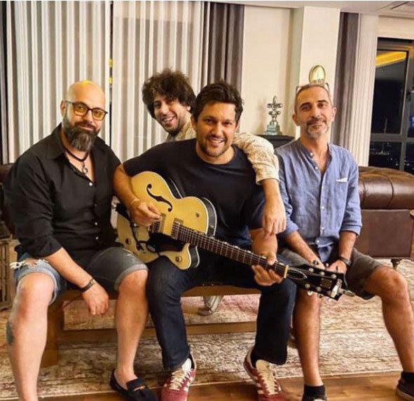 عکس | ژست خاص حامد بهداد با گیتار در کنار دوستان نوازنده‌اش