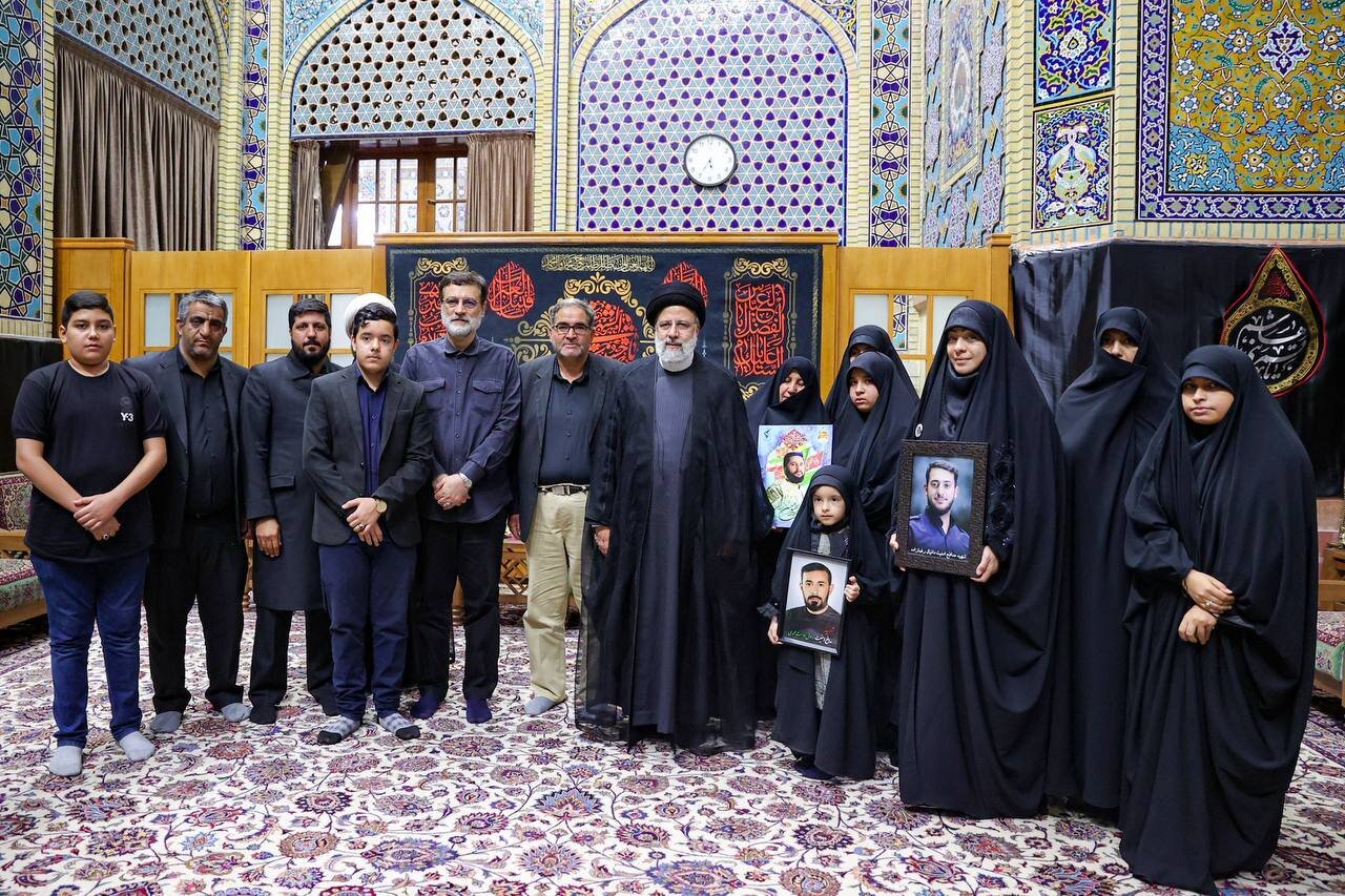 دیدار رییس‌جمهور با خانواده شهدای امنیت در مشهد+عکس