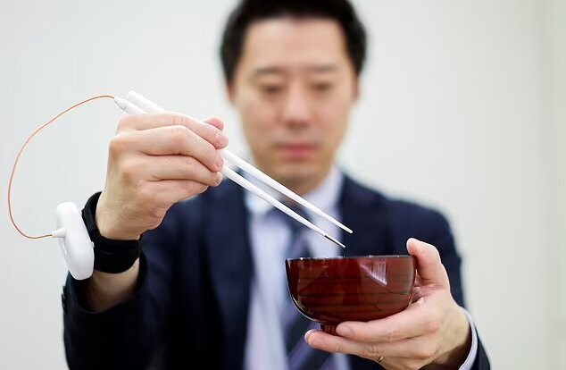 مضحکترین اختراعات سال/ از عنکبوت زامبی تا شمارش موی بینی/ عکس