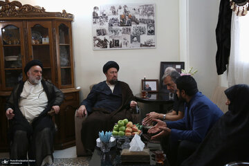 حضورسید-حسن-خمینی-در-منزل-مرحوم-سید-علی-صنیع-خانی.jpg