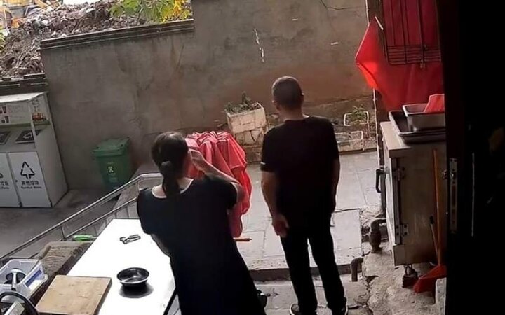 ببینید | واکنش سریع مادر از ریزش دیوار روی دخترش