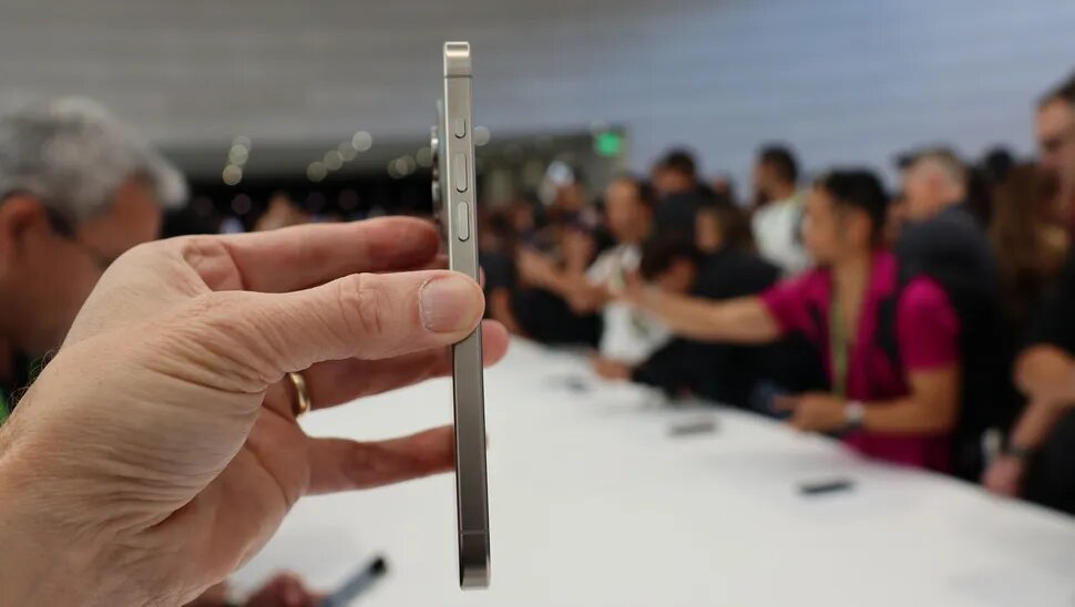 دکمه جادویی و همهفن حریف آیفون۱۵/ عکس