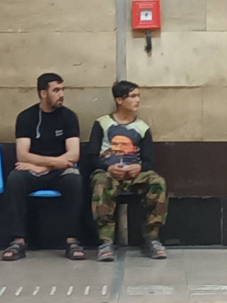 تیشرت عجیب یک جوان افغان در تهران/عکس