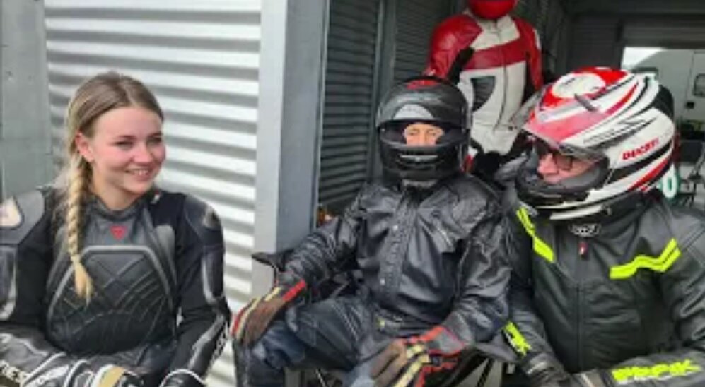 شرکت در مسابقه موتورسواری در ۹۷ سالگی/ عکس