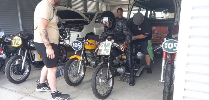 شرکت در مسابقه موتورسواری در ۹۷ سالگی/ عکس