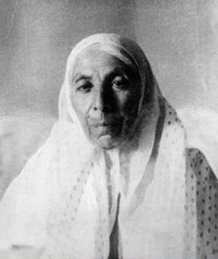 عکسی از مادر سیاستمدار معروف /او یک بیمارستان را برای بیماران وقف کرد