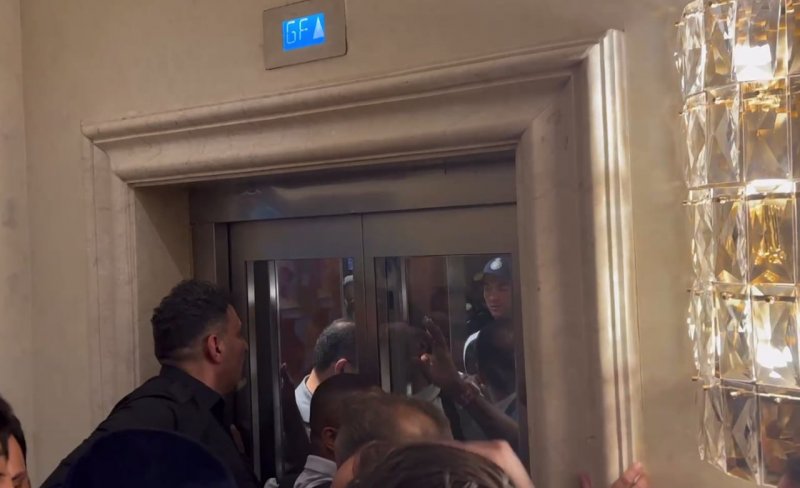 فرار رونالدو از مردم با کمک آسانسور