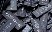 ببینید | شیوه جعل باتری‌های تقلبی تلفن همراه برای فروش در بازار به عنوان جنس اصل!