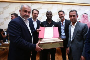تصاویری از استقبال از کاروان النصر و قالی ۳۲ میلیاردی که به رونالدو هدیه داده شد.