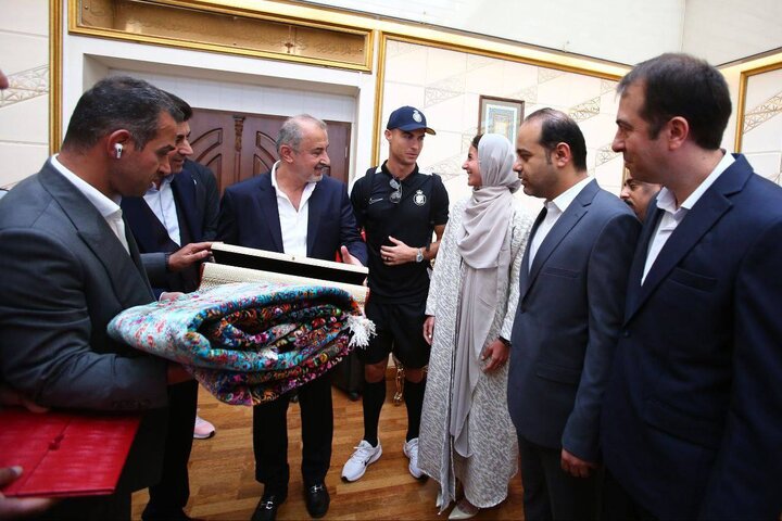 تصاویری از استقبال از کاروان النصر و قالی ۳۲ میلیاردی که به رونالدو هدیه داده شد.