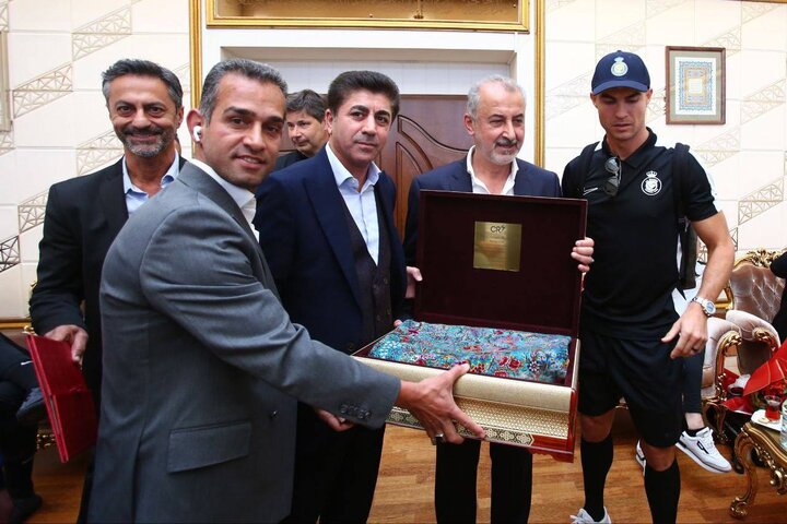 تصاویری از استقبال از کاروان النصر و قالی ۳۲ میلیاردی که به رونالدو هدیه داده شد.