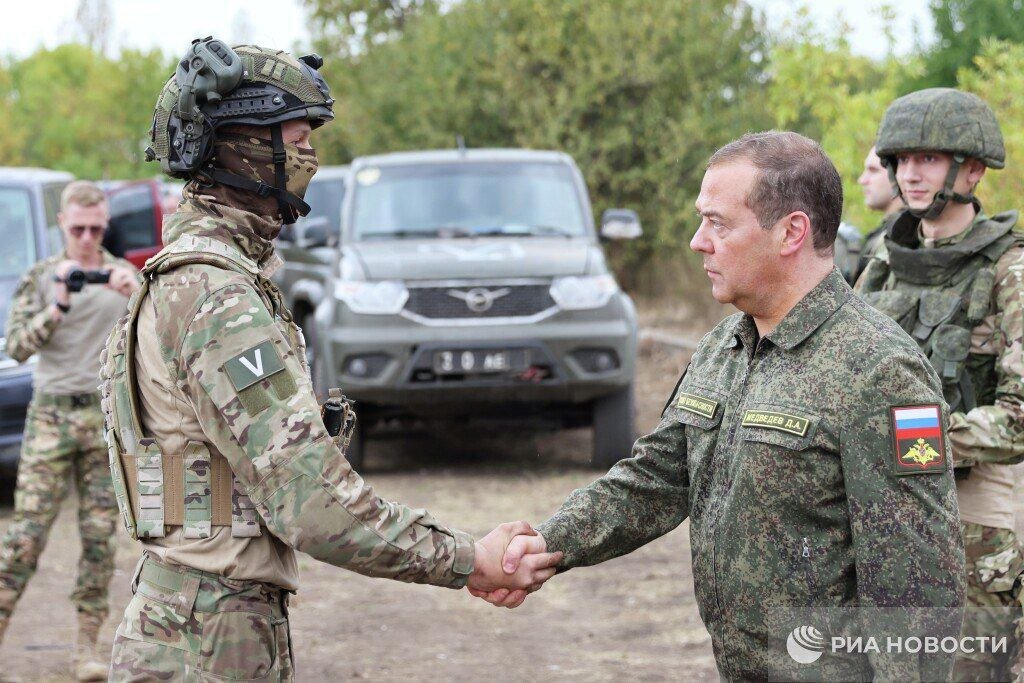 تیپ خاص مدودف در منطقه جنگی؛ سربازان مدال گرفتند/عکس