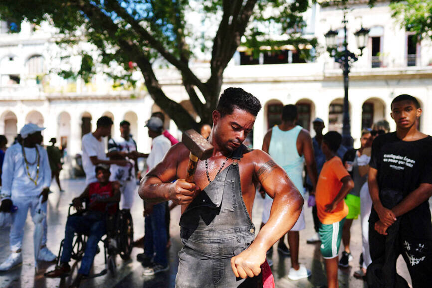 بدنسازی با چکش؛ کارهای عجیب و غریب مرد آهنی کوبا/ عکس