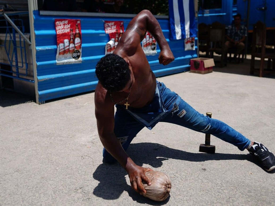 بدنسازی با چکش؛ کارهای عجیب و غریب مرد آهنی کوبا/ عکس