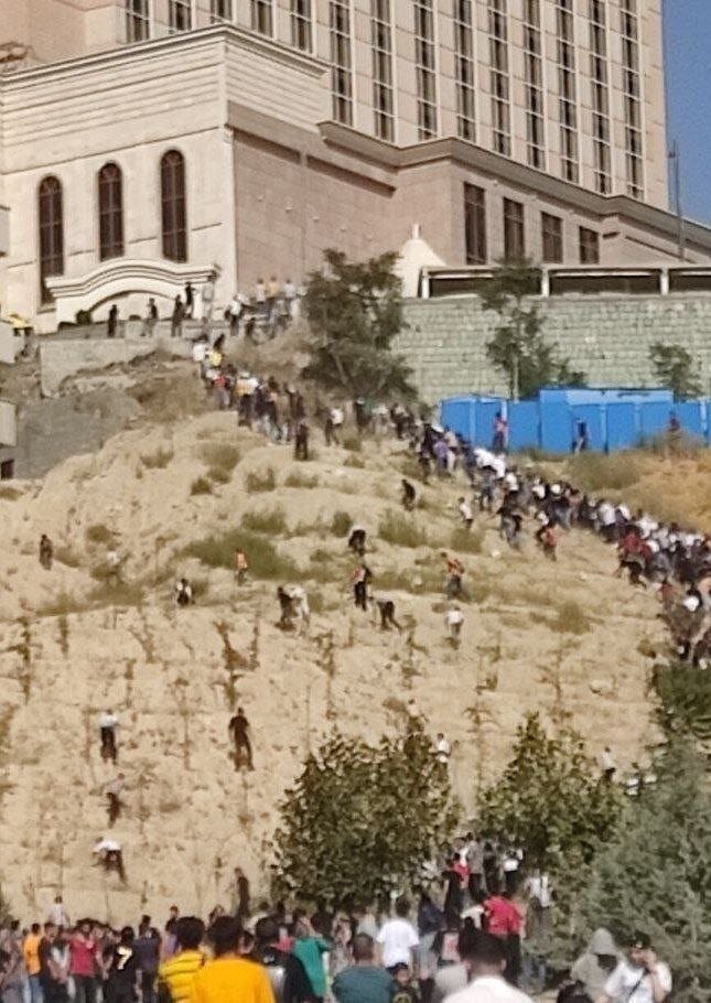 عکس | بالا رفتن هواداران رونالدو از تپههای مشرف به هتل محل اقامت کریس