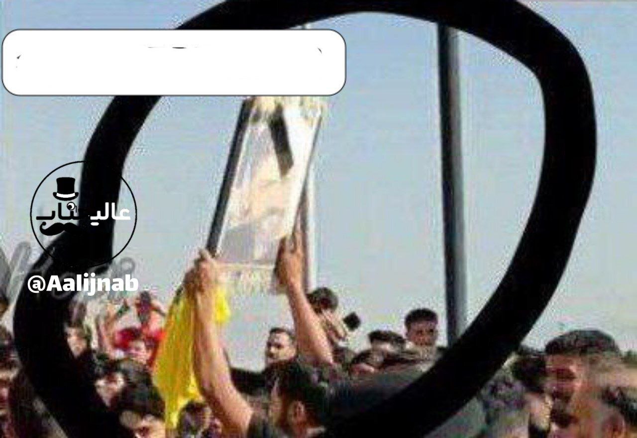 عکس | حرکت جالب یک هوادار رونالدو در تهران؛ بالا بردن عکس پدر ستاره پرتغالی وسط جمعیت!