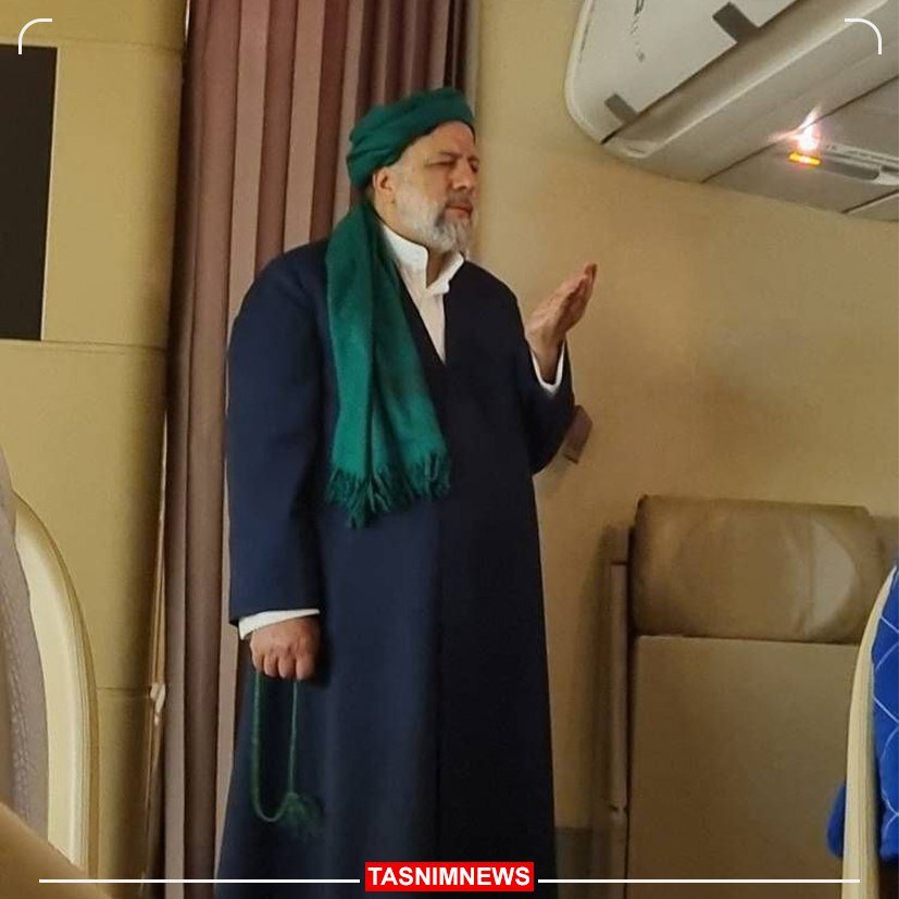 عکس پوشش متفاوت رئیسی در هنگام نماز خواندن در هواپیما