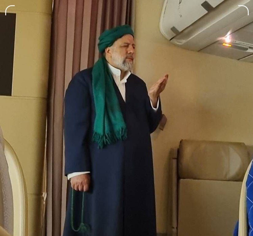 عکس بحث‌برانگیز «نماز شب» رئیسی در هواپیما /تیم رسانه‌ای دولت واکنش‌ها را دیده‌ ‌اند؟