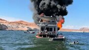 ببینید |  آتش گرفتن یک قایق خانگی خانوادگی در دریاچه پاول در ایالات متحده