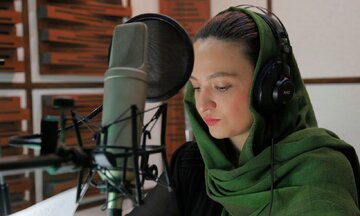 گلاره عباسی «حیثیت گمشده» را برای نابینایان روایت میکند