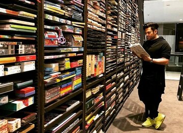 عکس | ژست متفکرانه محمدرضا گلزار هنگام خواندن کتاب