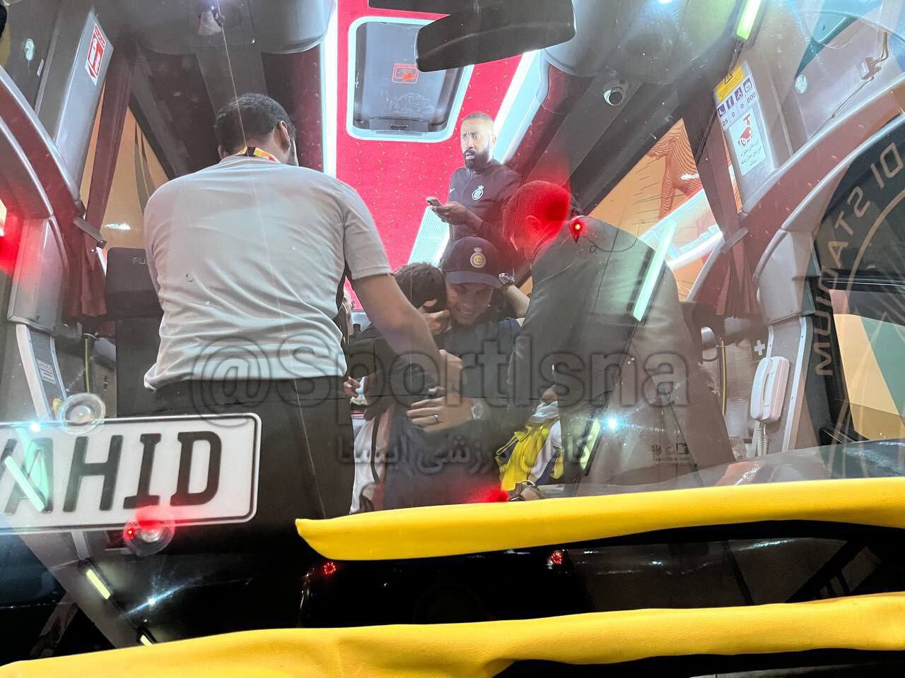 عکس| سورپرایز رونالدو برای کودک ایرانی در اتوبوس