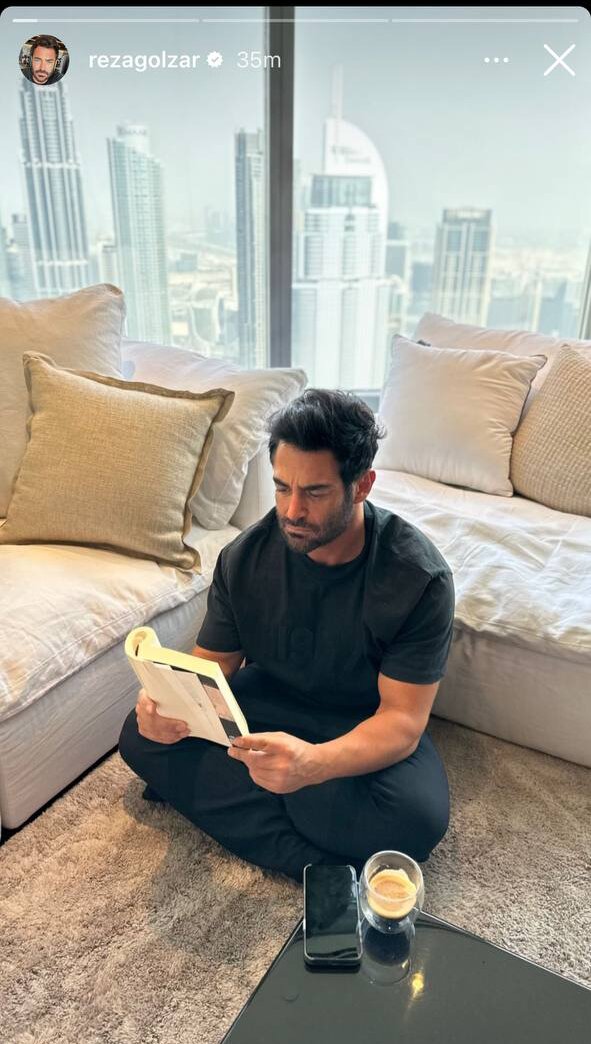 عکس | ژست متفکرانه محمدرضا گلزار هنگام خواندن کتاب