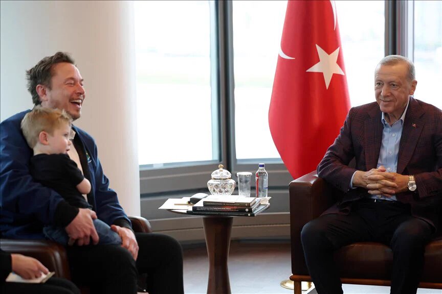 این تصویر عجیب است /رقابت سنگین عربستان، ترکیه و اسراییل برای جلب نظر ماسک  /X به هدیه اردوغان بی محلی کرد!