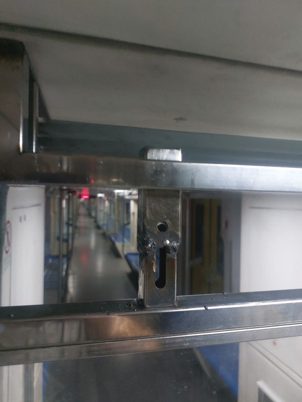 ابتکار جدید عوامل زاکانی: جوشکاری بین واگن زنان و مردان/ عکس