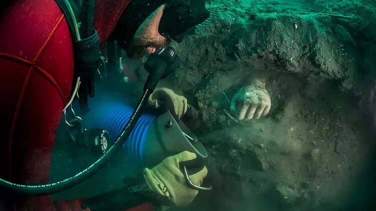 گنج بزرگ و حیرت‌انگیزی که از زیر آب کشف شد