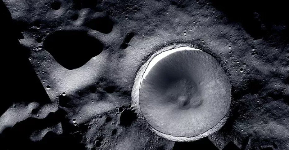 نمای خیره‌کننده از دهانه مرموز «شکلتون» بر سطح ماه/ عکس