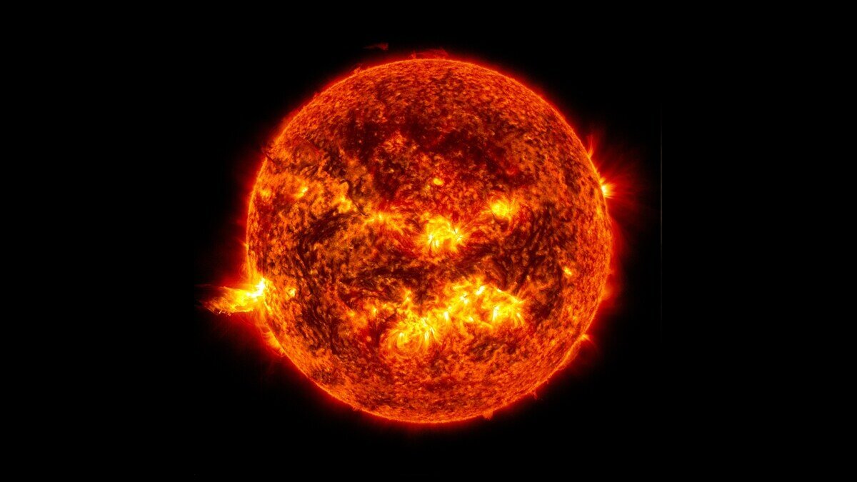 ذرات مرموز شبح‌ مانند تاج خورشید را چون جهنم داغ کرده‌اند