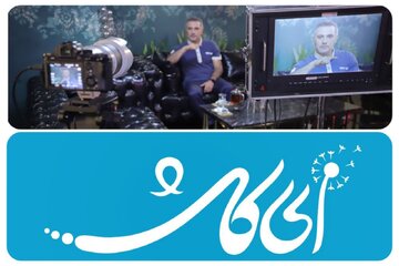 مجری تلویزیون در حال تولید یک برنامه گفتوگومحور