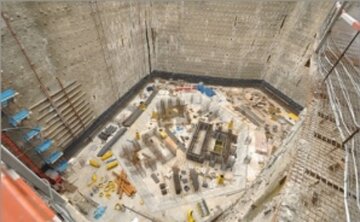 عکس | قرارگیری بیل‌های مکانیکی در عمق ۷۴ متری زمین در الهیه تهران در عملیات خاکبرداری یک هتل