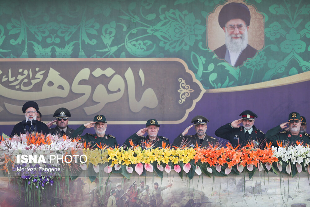 عکس خاص از احترام نظامی فرماندهان بلندپایه ارتش و سپاه به رئیسی