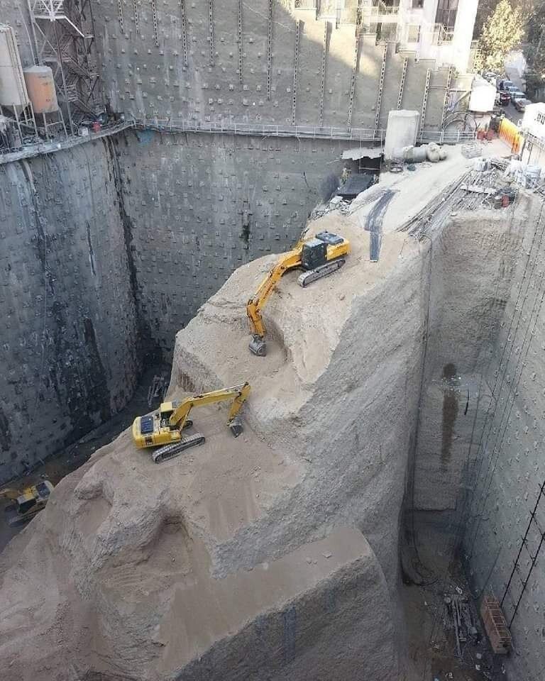 عکس | قرارگیری لودرهای سنگین در عمق ۷۴ متری زمین در الهیه تهران در عملیات خاکبرداری یک هتل