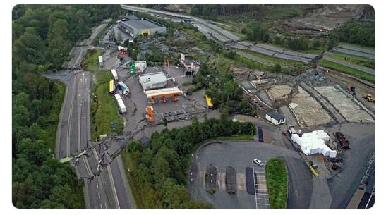 رانش زمین در این کشور باعث واژگونی خودروها شد/ عکس