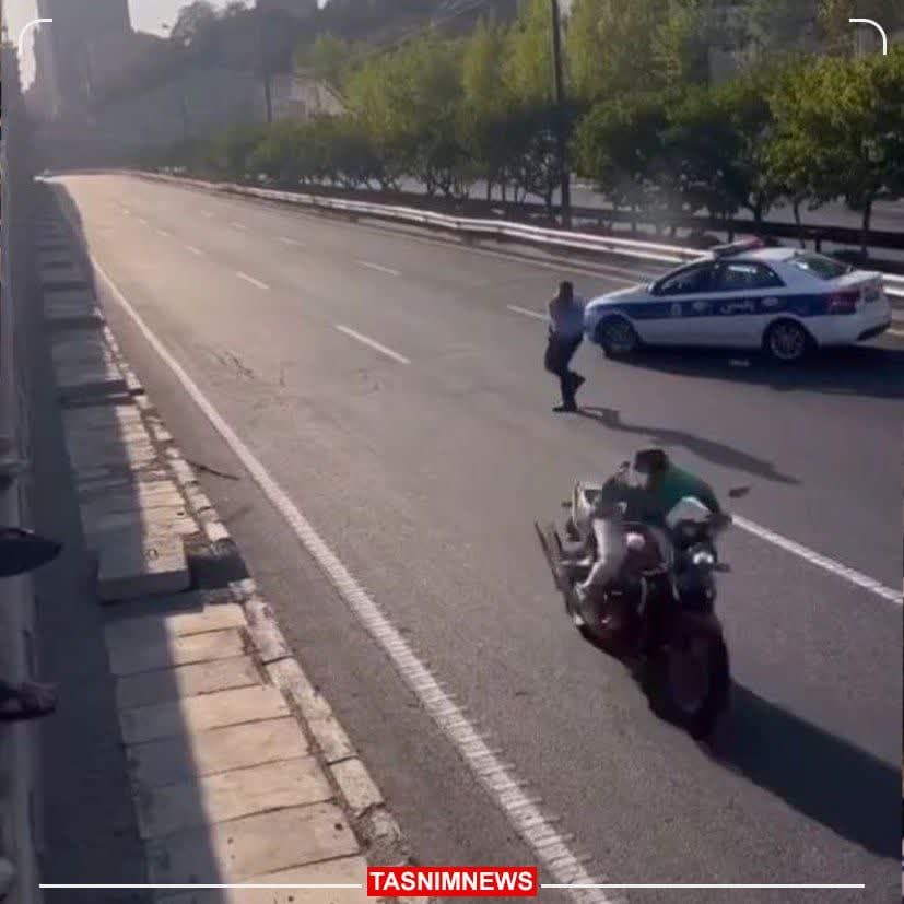 واکنش  پلیس به ماموری که سمت موتورسوار باتوم پرتاب کرد/ عکس