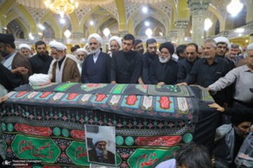 عکسی از سیدحسن خمینی در مراسم تشییع پیکر یک روحانی