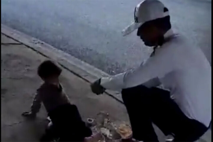 ببینید | غذا دادن پلیس به یک کودک کار زیرپل بزرگراه علامه عسگری ورودی بهشت زهرا