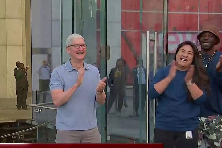 ببینید | ذوق‌زدگی مدیرعامل اپل از دیدن جمعیت در هنگام افتتاح فروشگاه جدید عرضه آیفون ۱۵ در نیویورک