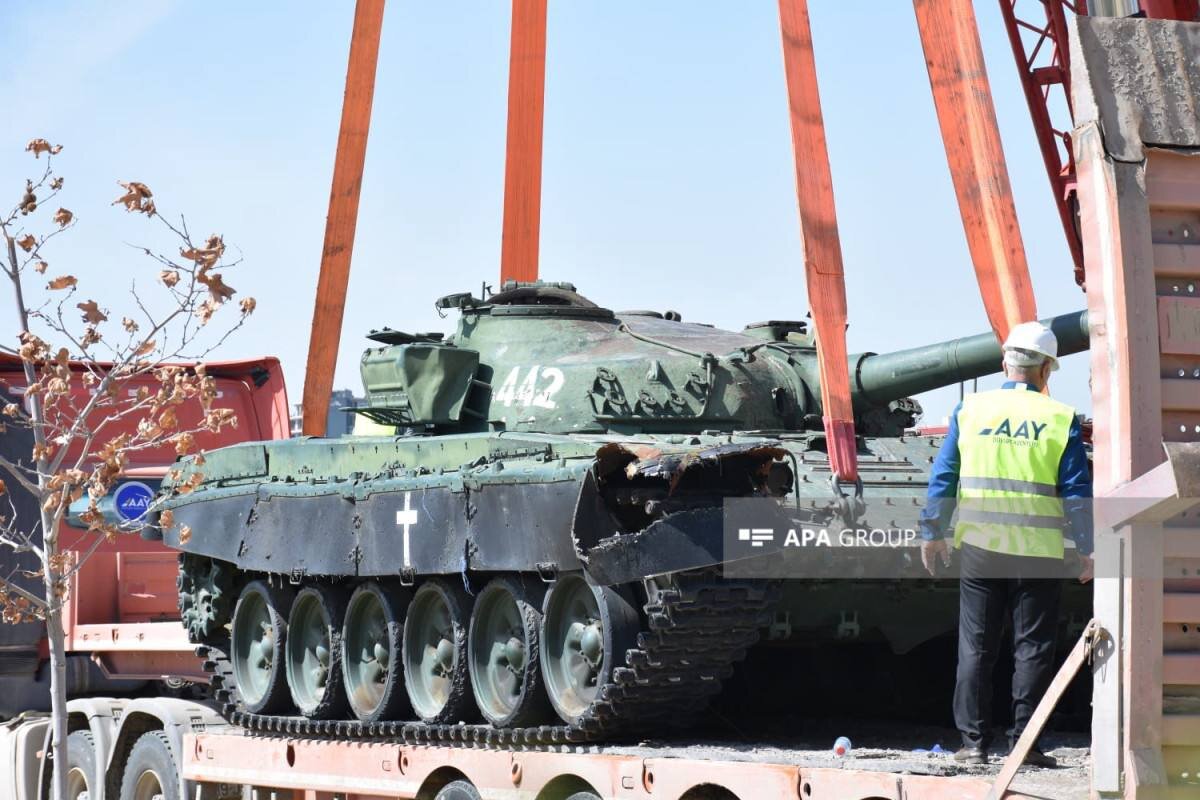 نمایش تانک به غنیمت گرفته شده ارمنستان توسط باکو/عکس