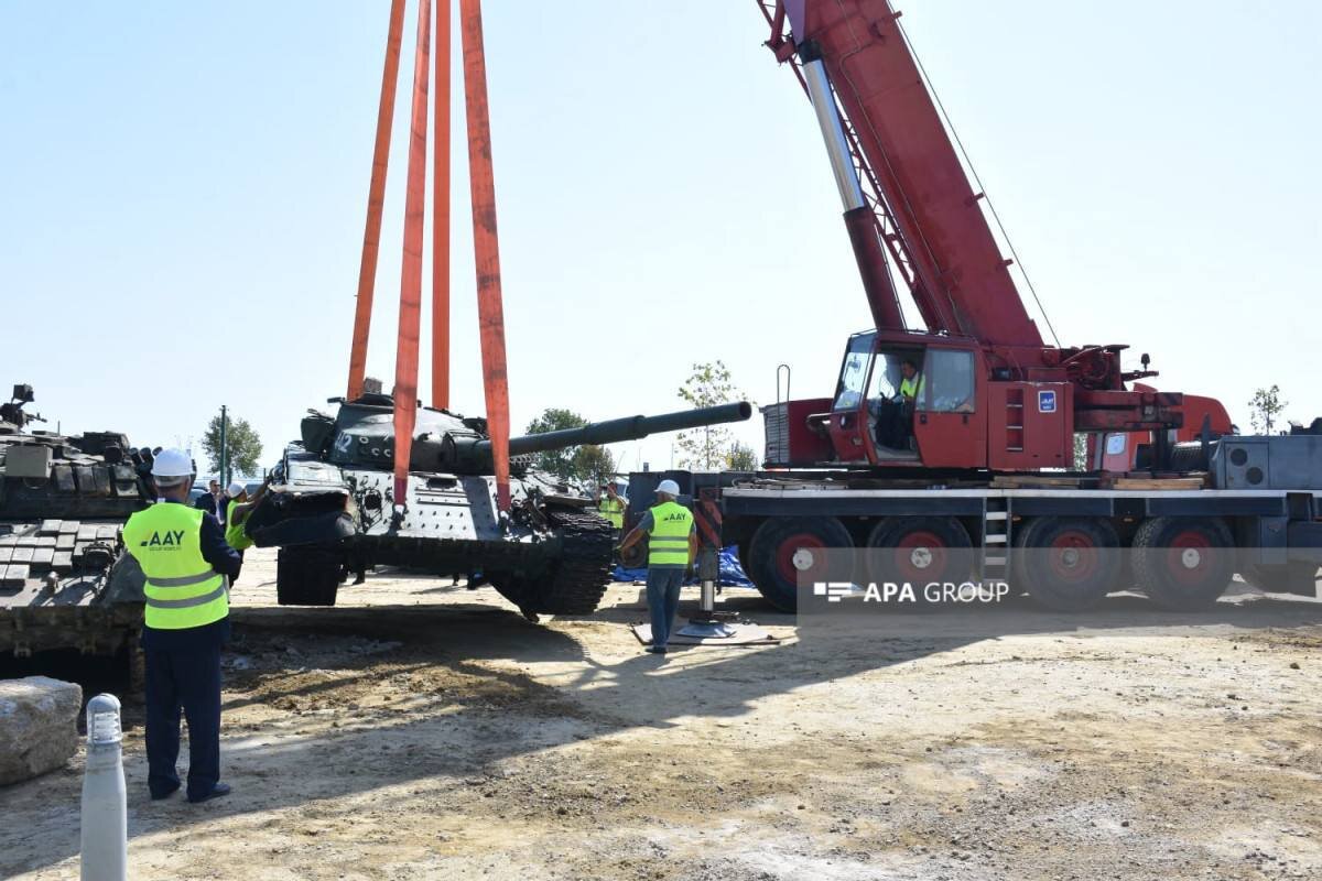 نمایش تانک به غنیمت گرفته شده ارمنستان توسط باکو/عکس