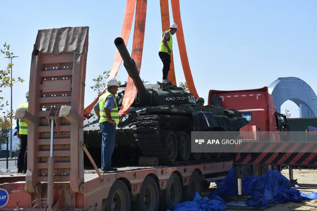 نمایش تانک به غنیمت گرفته شده ارمنستان توسط باکو/عکس