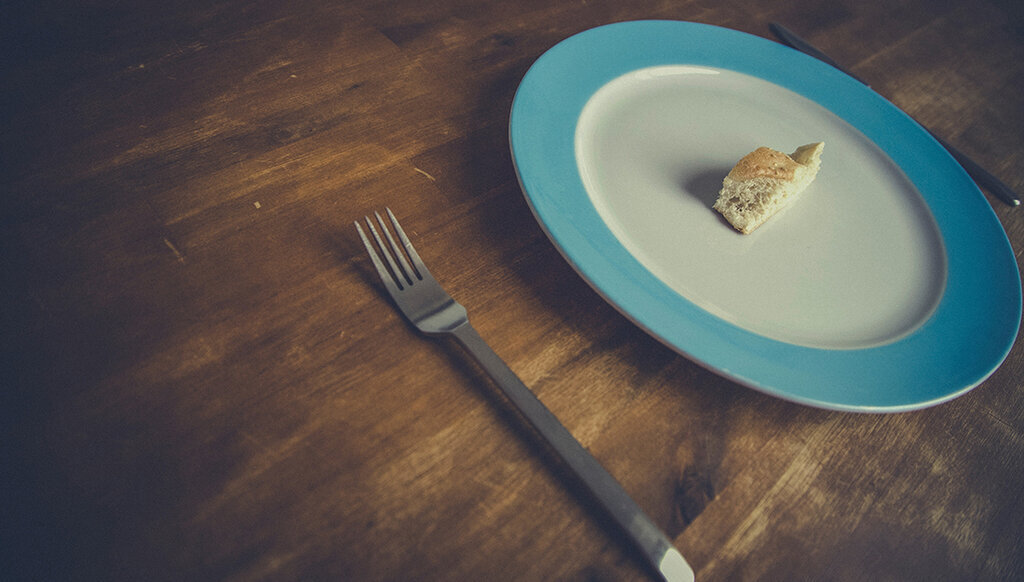 اگر شکم صاف و اندام ایده‌آل می‌خواهید/ ۷ عادت غذایی که شما را چاق می‌کند