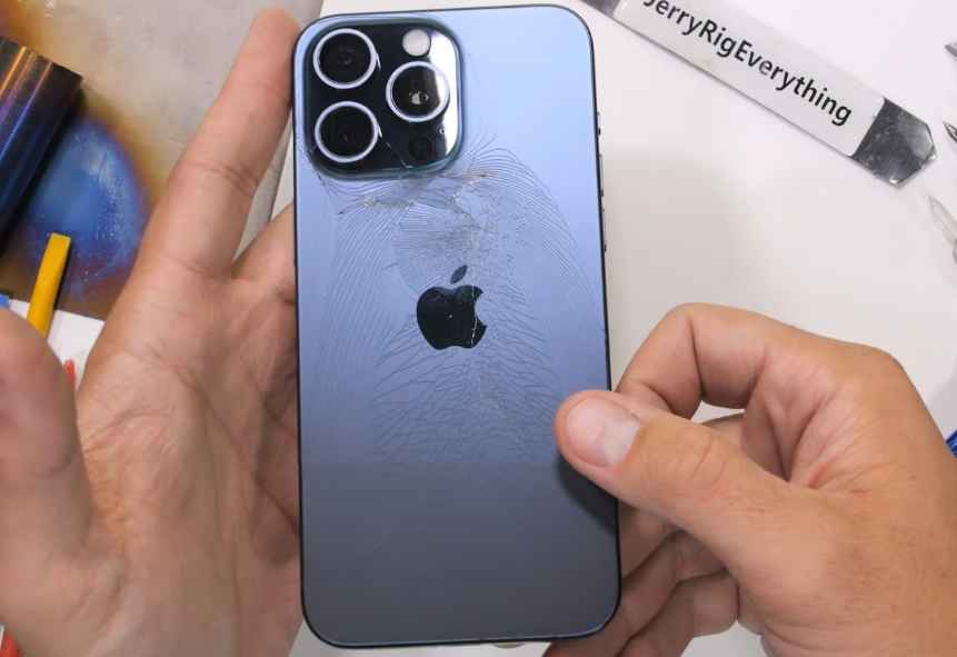 خرد شدن شیشه آیفون ۱۵ با یک فشار کوچک