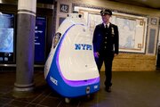 ببینید | رونمایی از ربات پلیس نیویورک در متروی منهتن