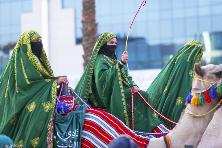 راهپیمایی شترسواران مرد و زن در روز ملی عربستان سعودی